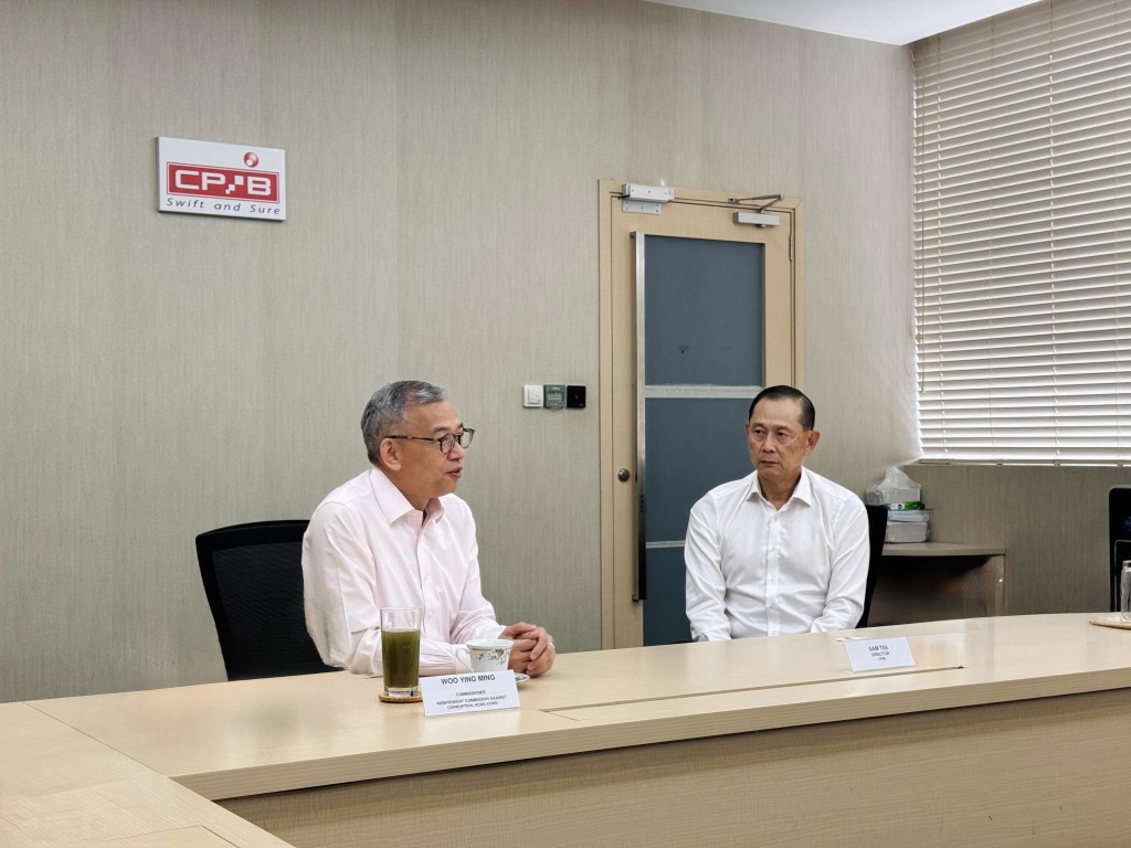 廉政專員胡英明(左)與新加坡貪污調查局局長鄭忠輝見面討論合作細節。 廉政專員胡英明(左)與新加坡貪污調查局局長鄭忠輝見面討論合作細節。