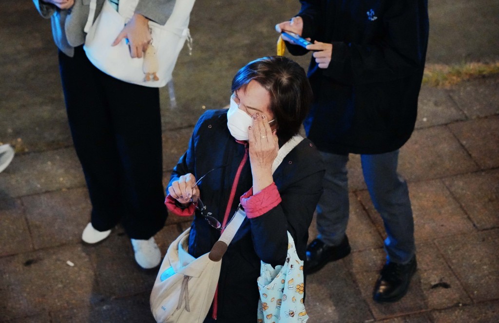 有市民情緒激動落淚。