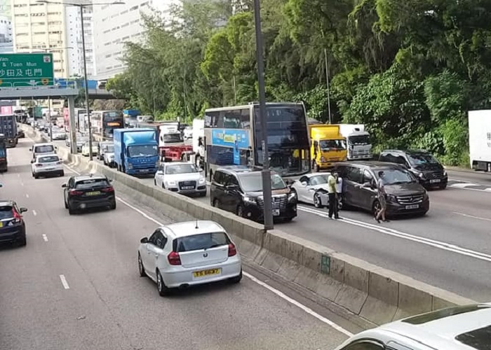 荃灣路發生3車意外。網民劉志軒圖片
