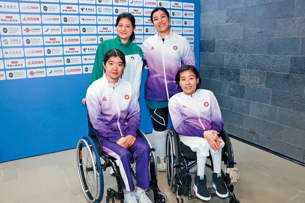 「港澳聯隊」奪得女重團體賽第4名，成員包括湯雅婷（前排右）、林嘉雯（前排左）、余翠怡（後排右）及澳門代表劉燕儀（後排左）。