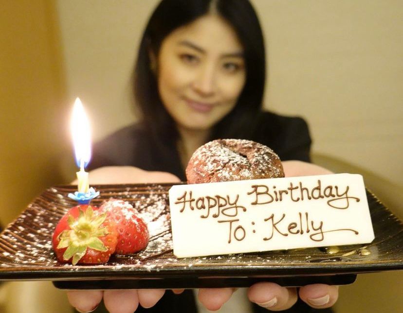 Kelly去年9月貼相慶祝50歲生日，少女味濃。