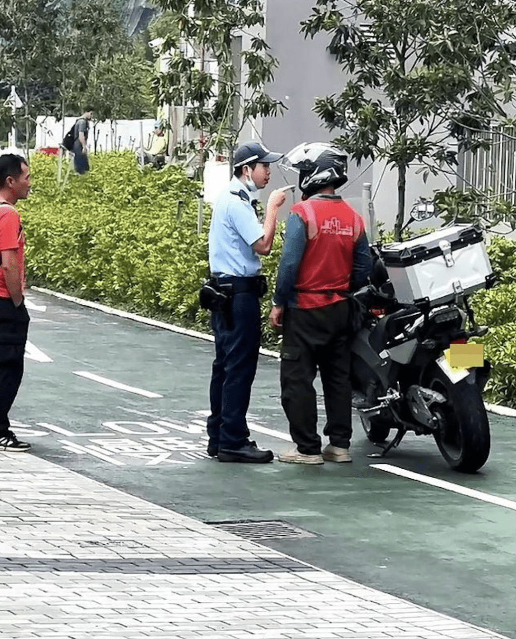安达臣一名男子推着电单车与警员理论的片段,在网上引起讨论。fb@车cam L(香港群组) 安达臣一名男子推着电单车与警员理论的片段,在网上引起讨论。fb@车cam L(香港群组)