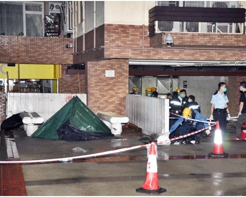 警方以帳篷遮蓋死者遺體。