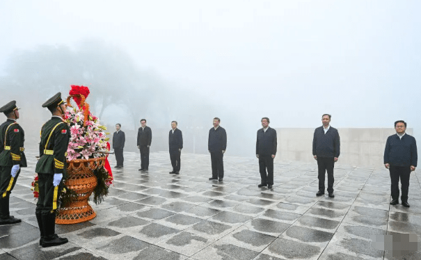 習近平向百團大戰烈士敬獻花籃。新華社 習近平向百團大戰烈士敬獻花籃。新華社