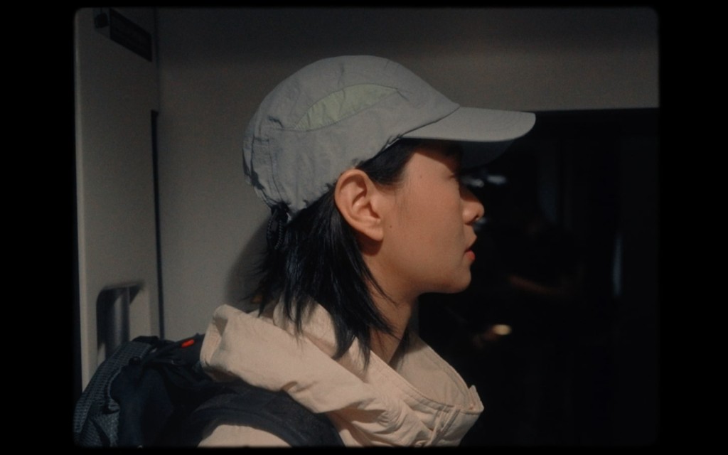 Amy Lo乘火車遊覽風景。