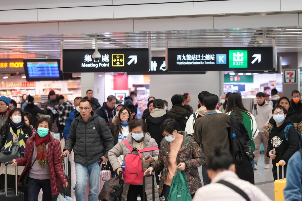 市民可透過中國鐵路12306網站及手機應用程序，或經指定旅行社購票，亦可到西九龍高鐵站購票。資料圖片