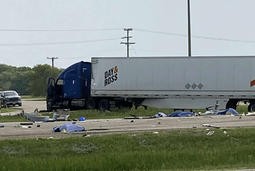 加拿大馬尼托巴省（Manitoba）周四(15日)發生嚴重車禍，一輛大型拖車撞上一輛接送長者的小型巴士，釀成至少15人死亡。美聯社