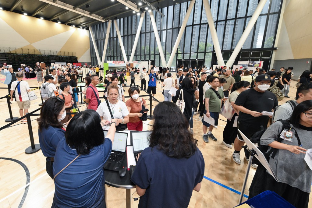 啟德體育園去年首辦大型招聘活動「Slasher Challenge 2025」,吸引超過1,600 人參加即場面試,反應熱烈、好評如潮,當中超過四成成功獲聘者來自東九龍地區,促進社區參與及「原區就業」。 啟德體育園去年首辦大型招聘活動「Slasher Challenge 2025」,吸引超過1,600 人參加即場面試,反應熱烈、好評如潮,當中超過四成成功獲聘者來自東九龍地區,促進社區參與及「原區就業」。