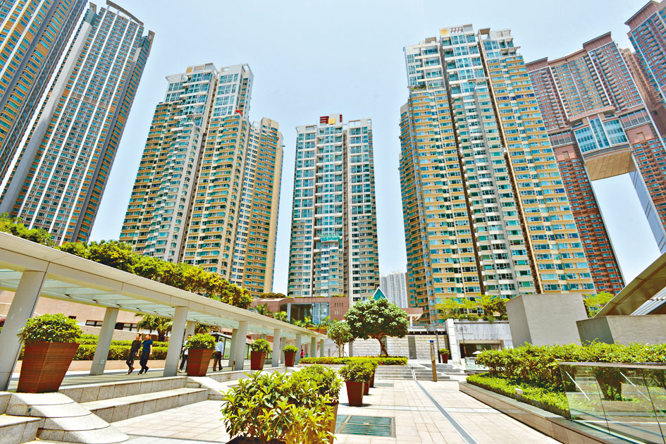 九龙站漾日居连约户以1660万获承接，呎价约20907元。