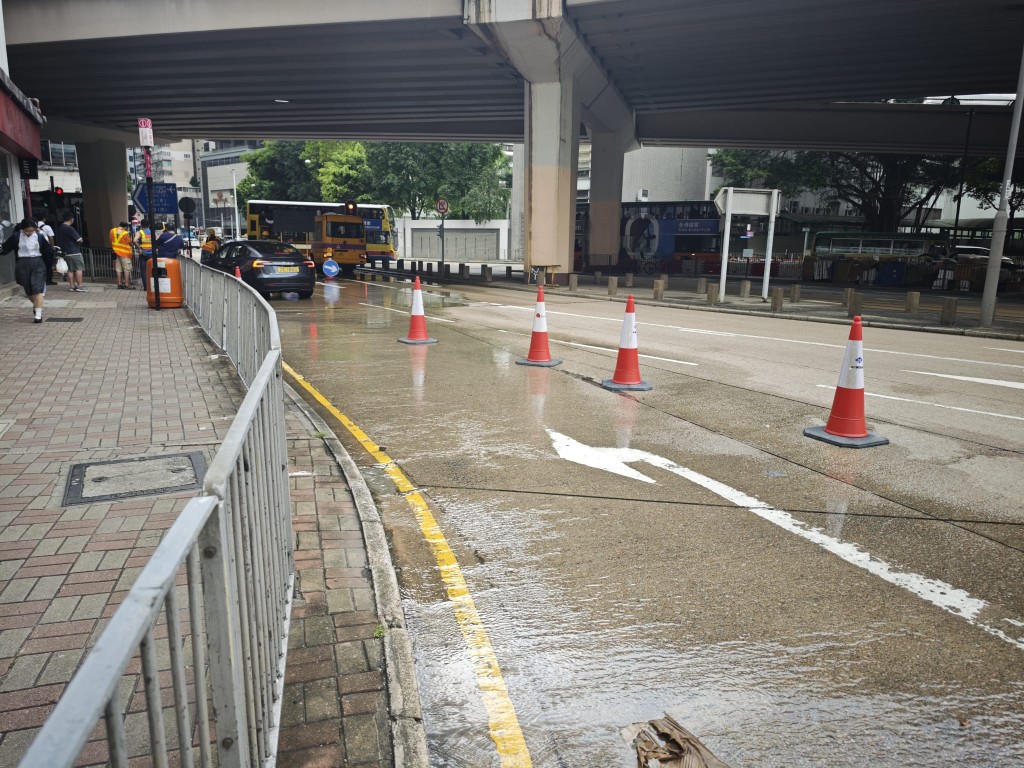 禮頓道1號對開爆地下食水管,路面水浸。 禮頓道1號對開爆地下食水管,路面水浸。