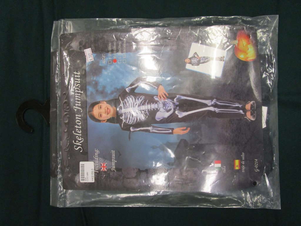 涉嫌違反《條例》的骷髏骨連身衣褲。 海關提供