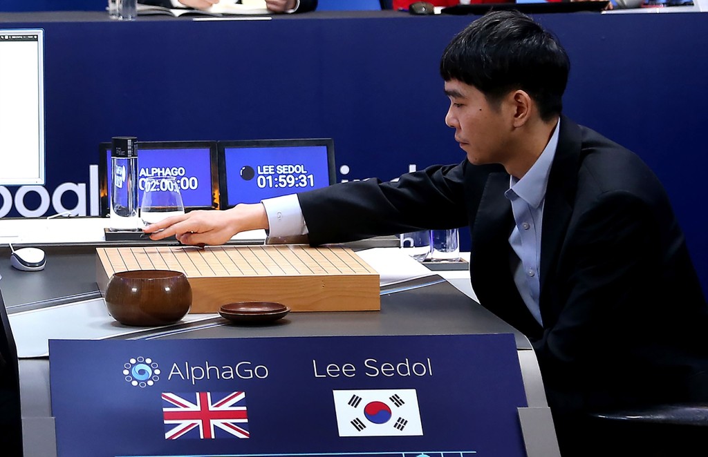 Deepmind藉围棋软件alphaGo，2016年击败世界冠军的韩国职业棋士李世乭成名。