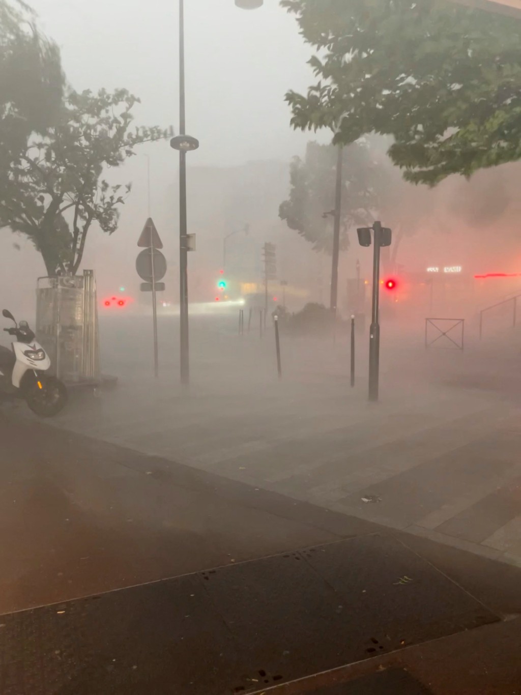 法國巴黎遭遇狂風暴雨。路透社