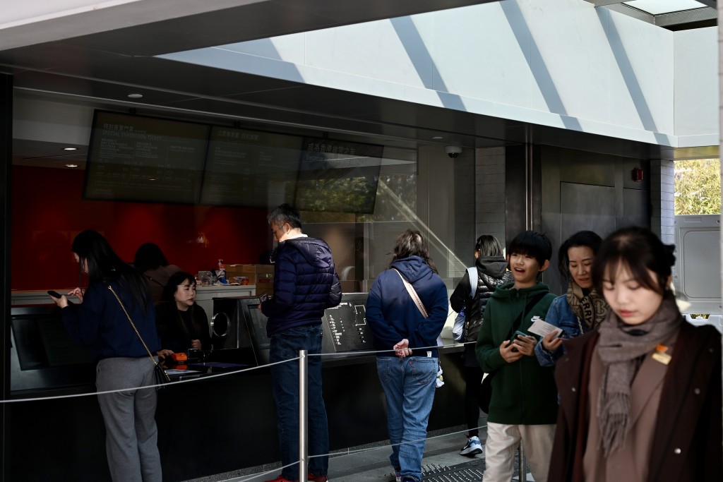 遊客在香港故宮文化博物館售票處購票觀展。