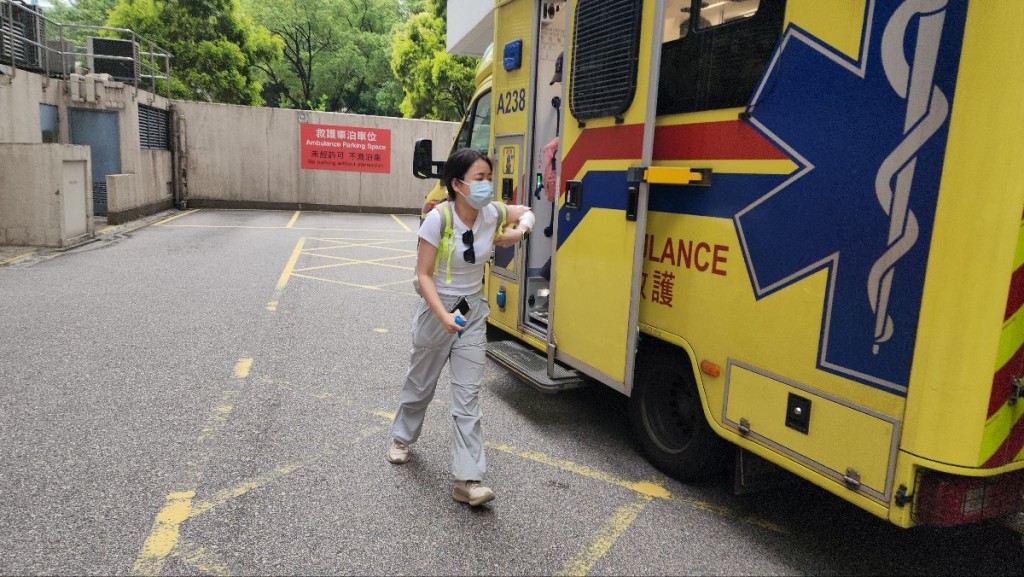 其中一名送院女子左前臂受傷。黃文威攝 其中一名送院女子左前臂受傷。黃文威攝