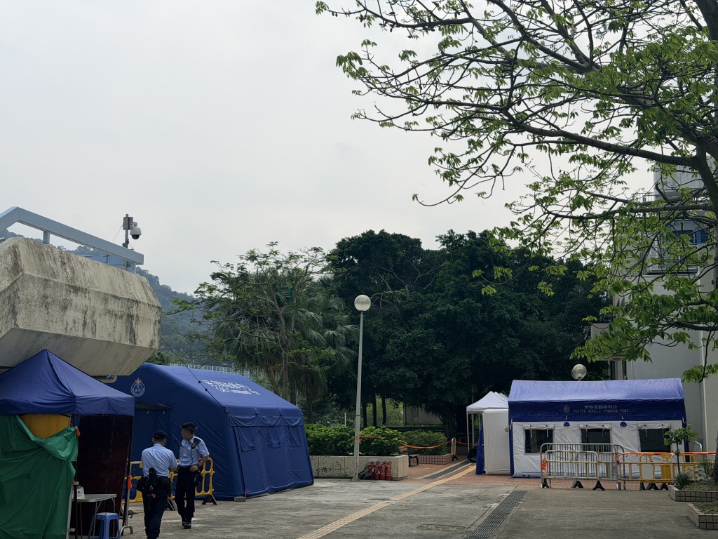 宏福苑对开入口附近搭建多个帐篷。