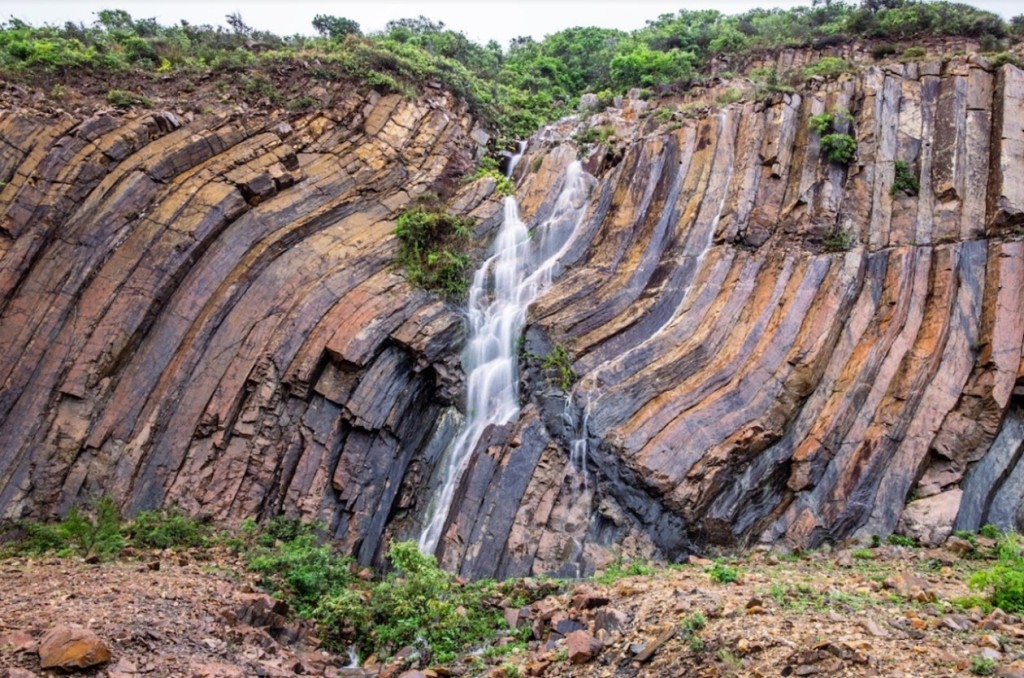 万宜水库东坝，受地质运动影响弯曲变形的岩柱。