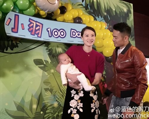 林丹望住囝囝好有愛，謝杏芳笑得好幸福。