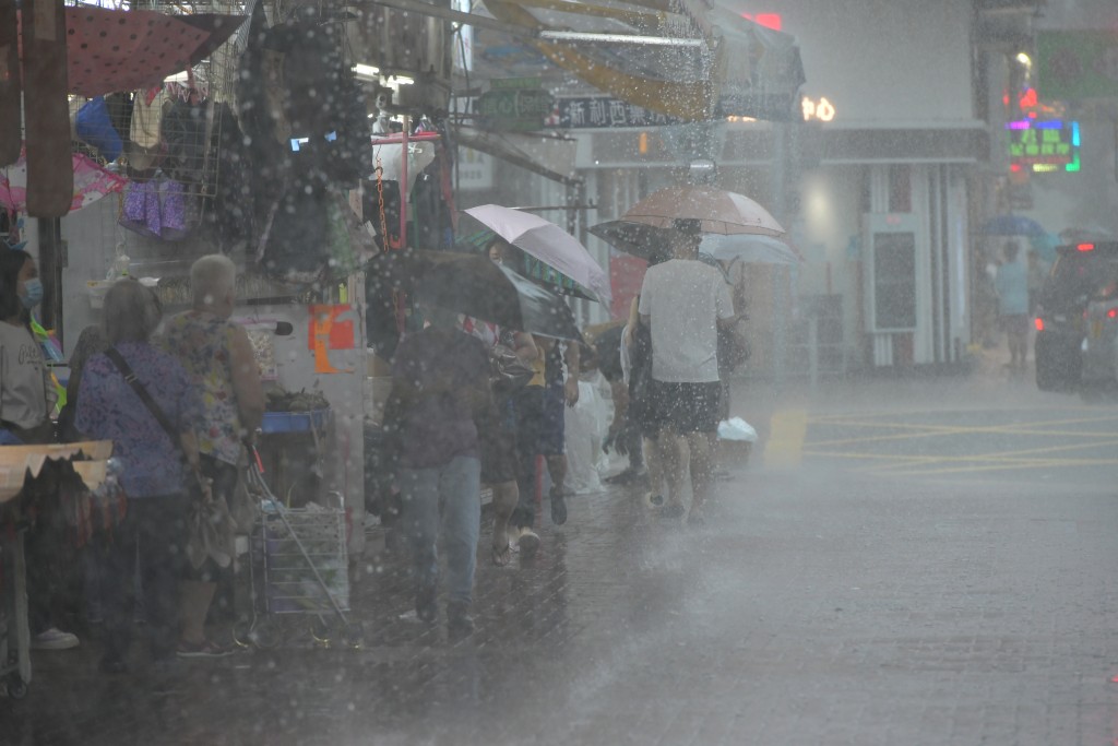 本港多区录得超过50毫米雨量。梁誉东摄