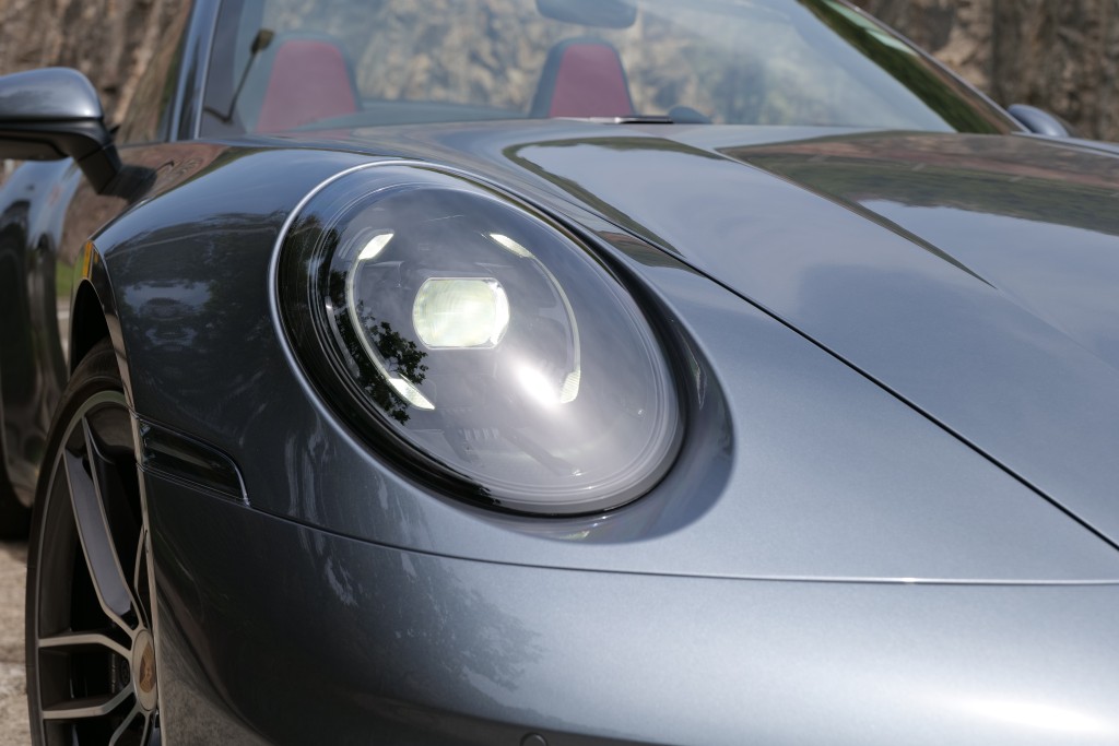 2025年版保時捷Porsche 911 Carrera Cabriolet (992.2)簡單一體化LED頭燈設計，結合了日行燈與指揮燈功能於一身。