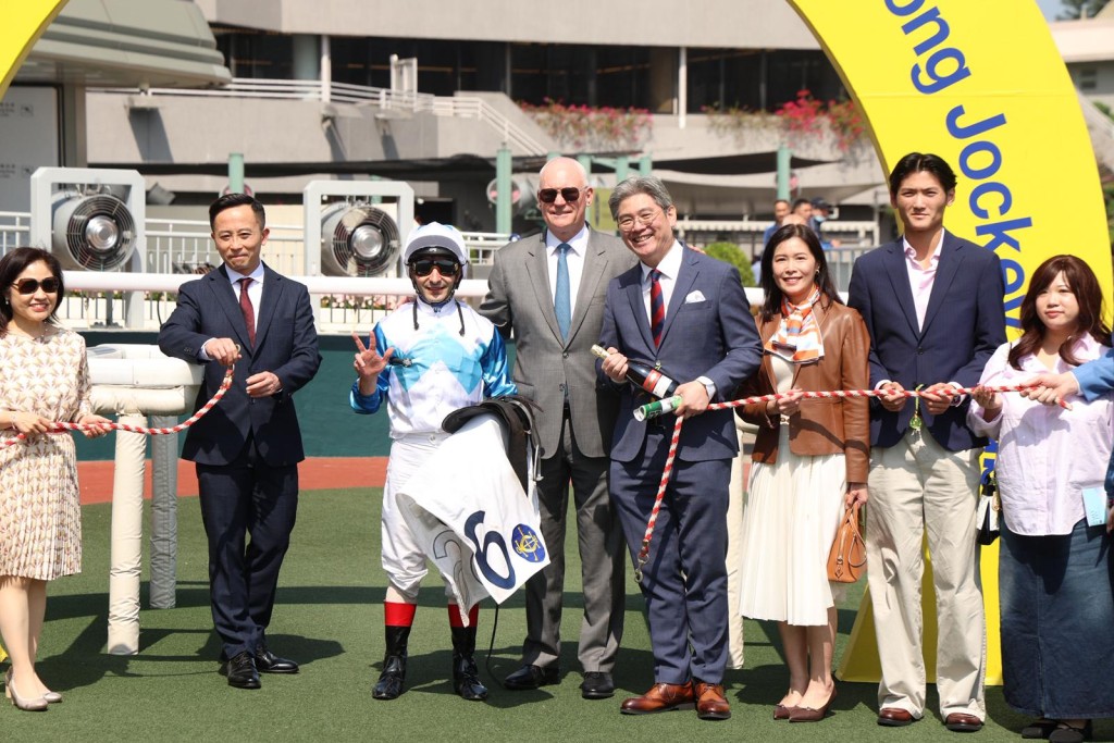 艾兆礼今日杀得性起，在第四场伙拍上场爆冷赢马的「金玉良言」再下一城，个人迅即连中三元，而且三场头马来自三个不同马房，可见其个人受支持。
