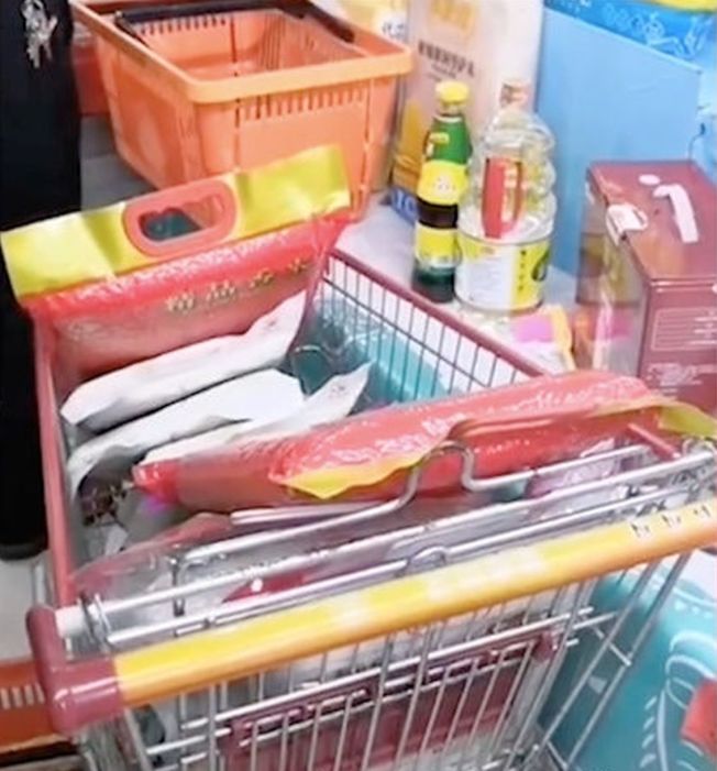 內地民衆搶購糧食。資料圖片