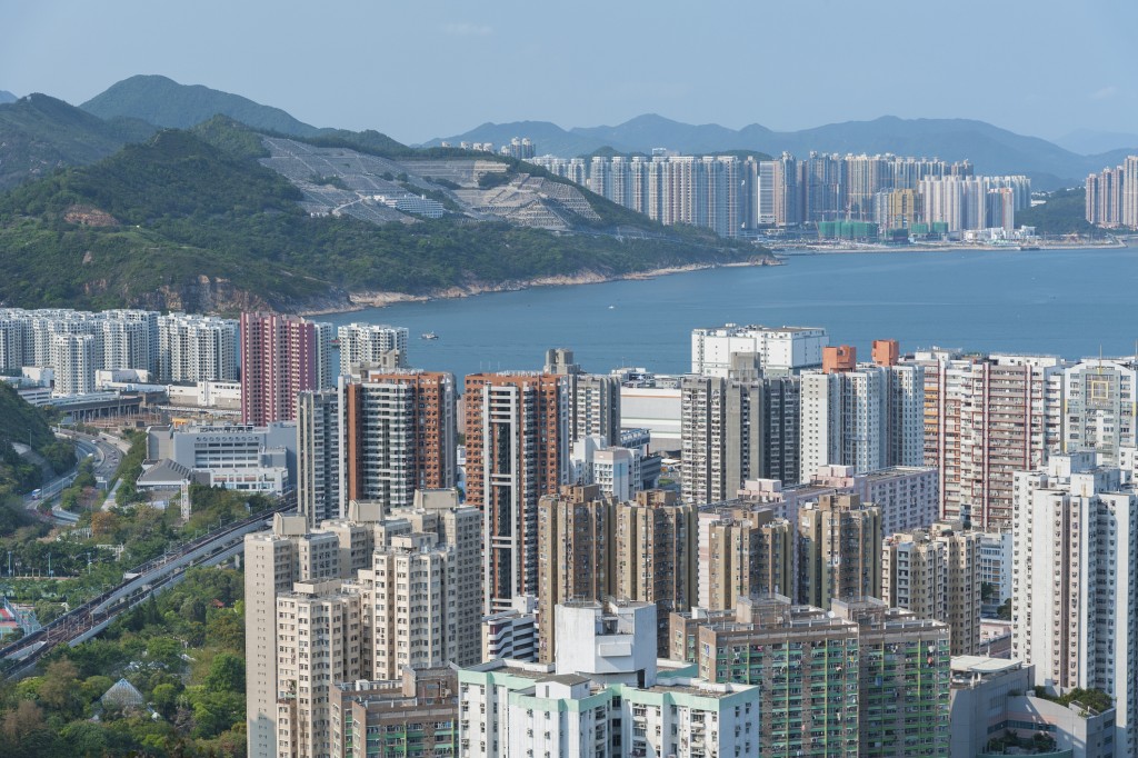 不少網民分享居住感受，認為西南單位住得更舒適，而東北單位則相反，還比較耗電。