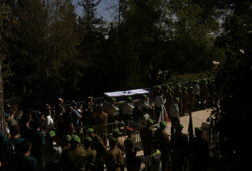 截至目前,哈玛斯已交还15名以方人质遗体,以色列则归还195具巴勒斯坦遗体。美联社 截至目前,哈玛斯已交还15名以方人质遗体,以色列则归还195具巴勒斯坦遗体。美联社