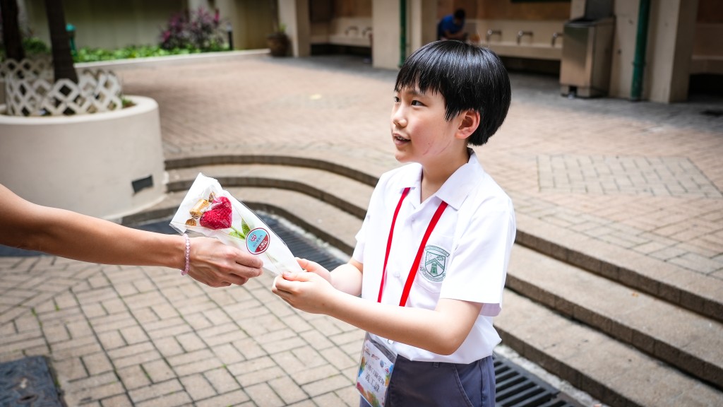 羅同學亦有親自將花獻給母親,以表達愛意。 羅同學亦有親自將花獻給母親,以表達愛意。