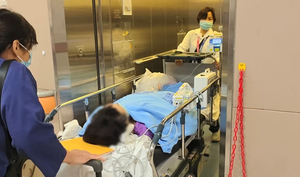 妻子被送上病房。