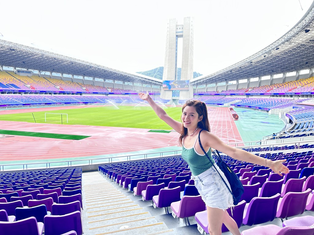 方泳琳到杭州奧體中心體育場參觀。