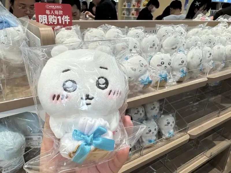 Chiikawa國內線下首店落戶上海南京東路，毛絨掛件、美妝產品、食品……店內商品種類繁多。