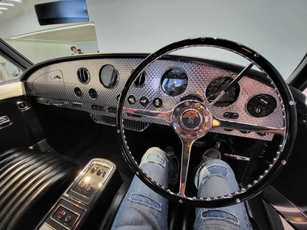 車廂錶板改以一整塊鋁片鑲嵌,並加有Engine-turn旋轉紋理裝飾。 車廂錶板改以一整塊鋁片鑲嵌,並加有Engine-turn旋轉紋理裝飾。
