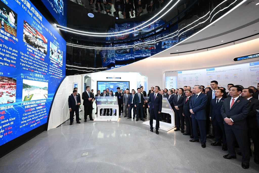 蘇林參觀中國-東盟國家人工智能應用合作中心。 新華社