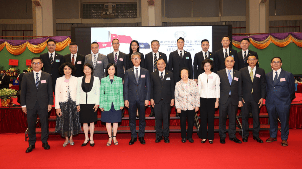 警務處處長蕭澤頤（前排左五）出席警察隊員佐級協會會慶，右六為協會主席林志偉。