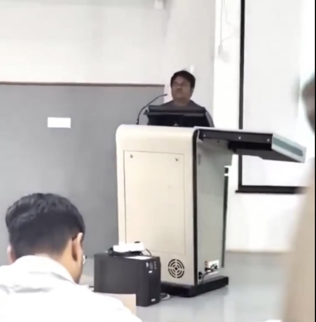 50岁教授上堂上到一半突向19岁女学生表白。 X@DpreetG
