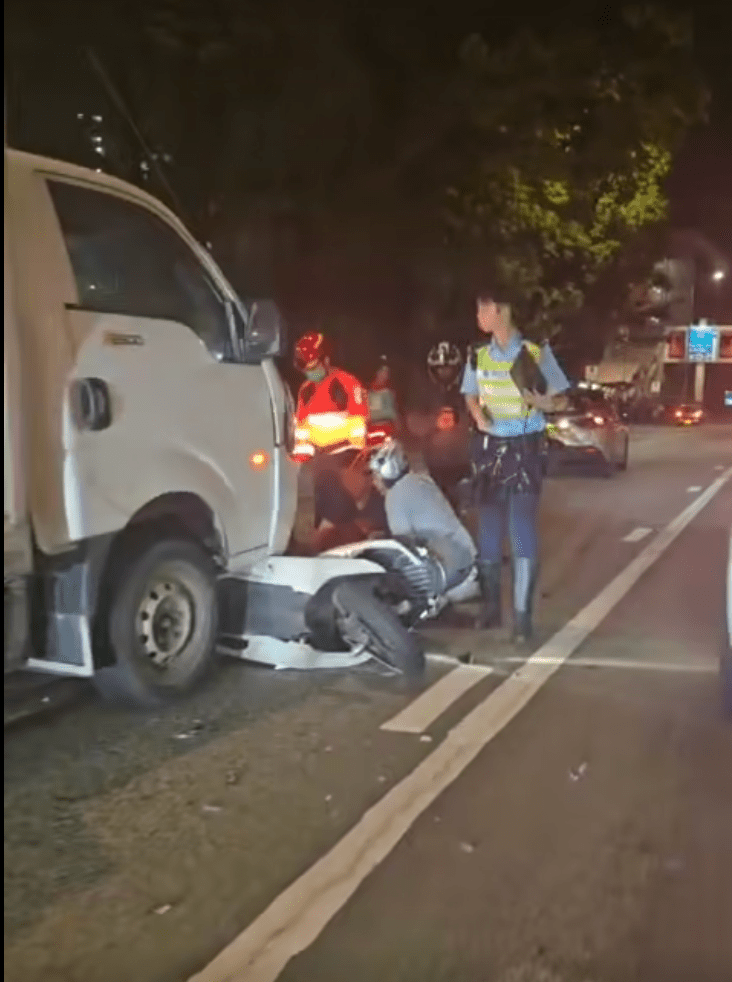 從網上流傳的片段可見,電單車倒臥於貨車車頭前方,前方數米處有一輛車尾損毀的私家車。 從網上流傳的片段可見,電單車倒臥於貨車車頭前方,前方數米處有一輛車尾損毀的私家車。