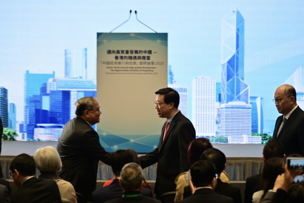李家超（中）表示，國家正邁向中國式現代化和高質量發展，香港在一國兩制下具備背靠祖國、聯通世界的獨特優勢。陳極彰攝