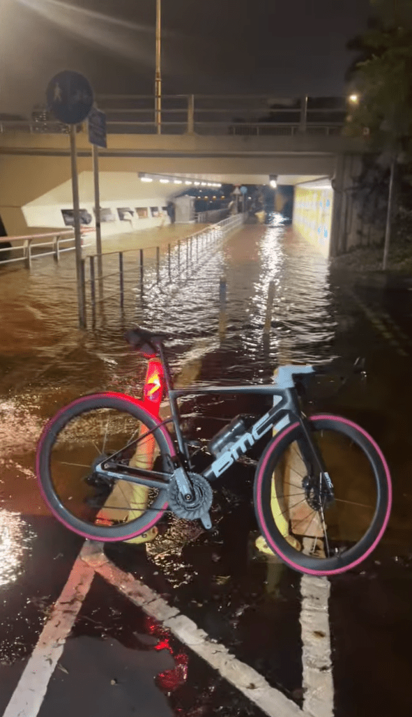 沙田城門河水位湧上行人路及單車路。網上圖片