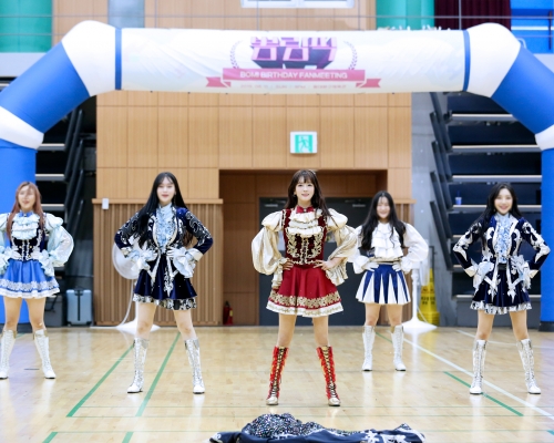 普美在生日粉絲見面會換上了「啦啦隊」服飾，大跳韓國競技場上傳統應援舞蹈。