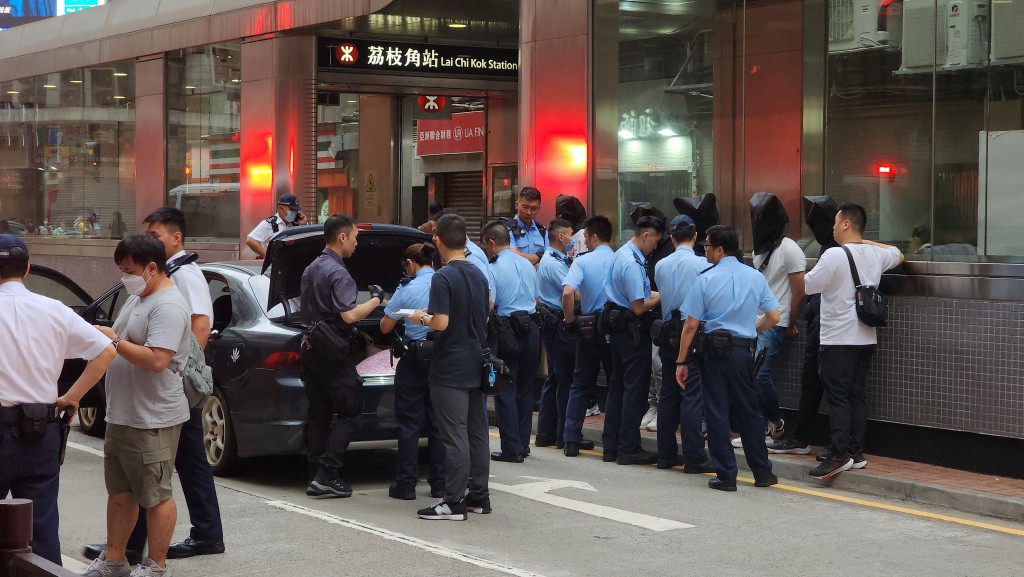 警方現場拘捕5人，周日再拘捕多一名男子。黃文威攝