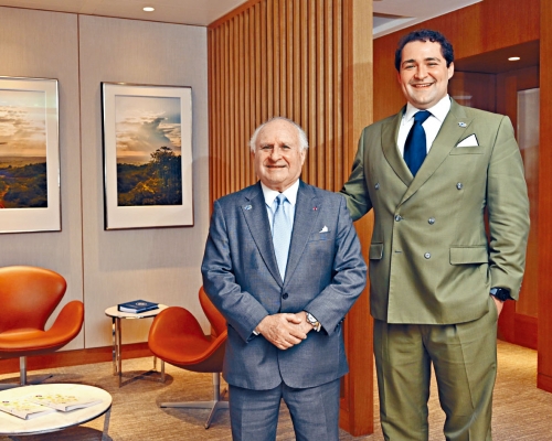 米高嘉道理（左）表示，中電未來將會繼續在香港以至大灣區作出投資。