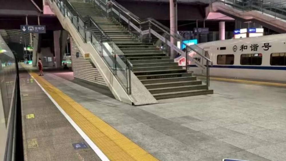 下車後無法直接通過天橋換乘。 九派新聞