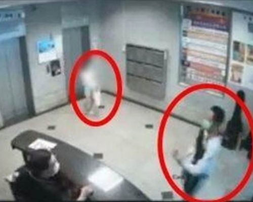 女生下車步行到大廈大堂,期間一名可疑男子尾隨。網圖