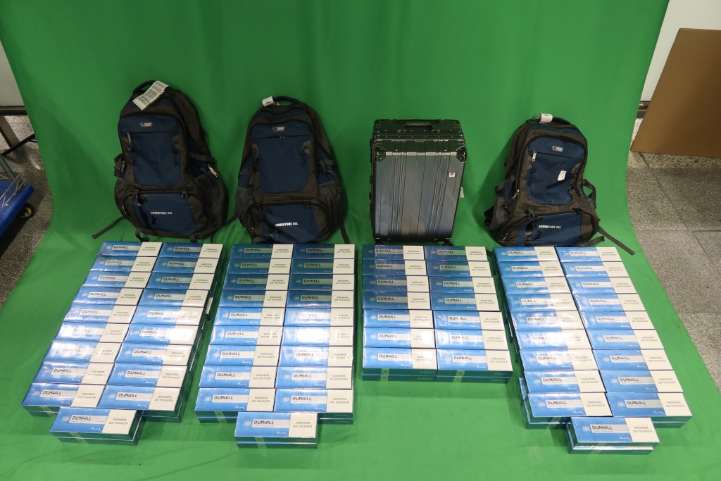 昨日（1月20日）海關從涉案旅客截獲的私煙。海關圖片