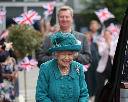 英女皇伊莉莎伯二世對鄭澤光履新駐英大使表示歡迎，指英中關係十分重要。The Royal Family Facebook資料圖片