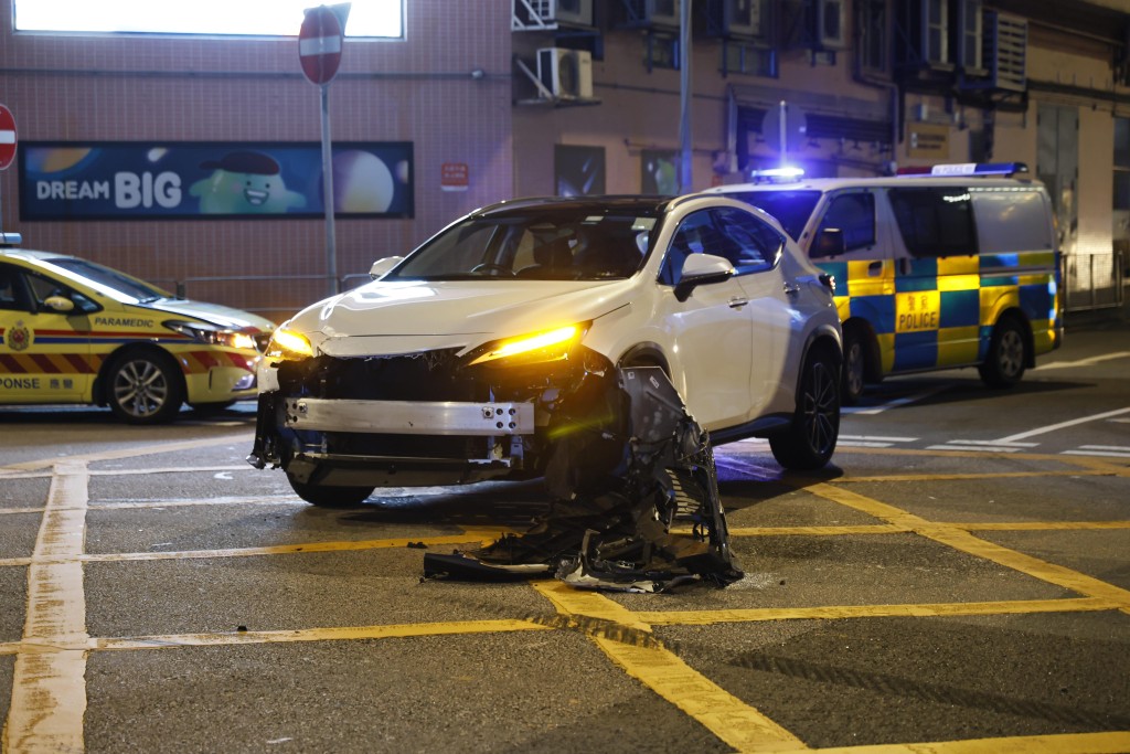 私家車車頭損毀。讀者提供