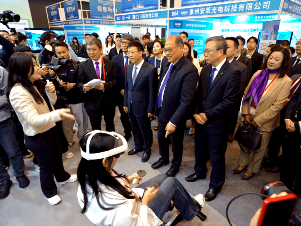 政企學界人士現場參觀和體驗理大科創成果。 政企學界人士現場參觀和體驗理大科創成果。