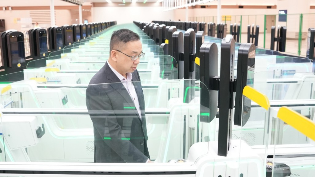 重建后的皇岗口岸启用在即，入境事务处处长郭俊峰日前前往口岸实地巡视。入境处IG图片