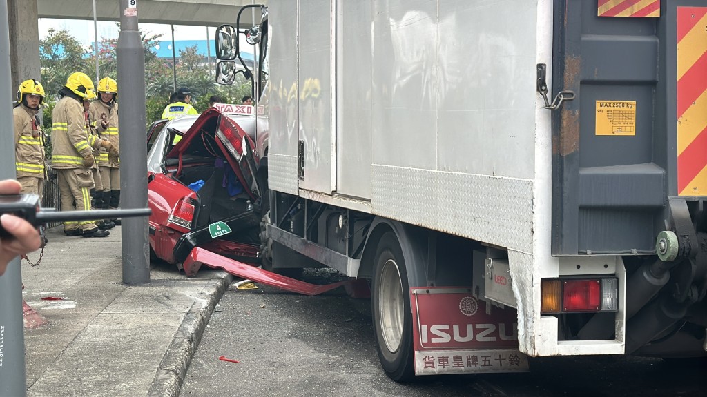 的士嚴重損毀不似車形。